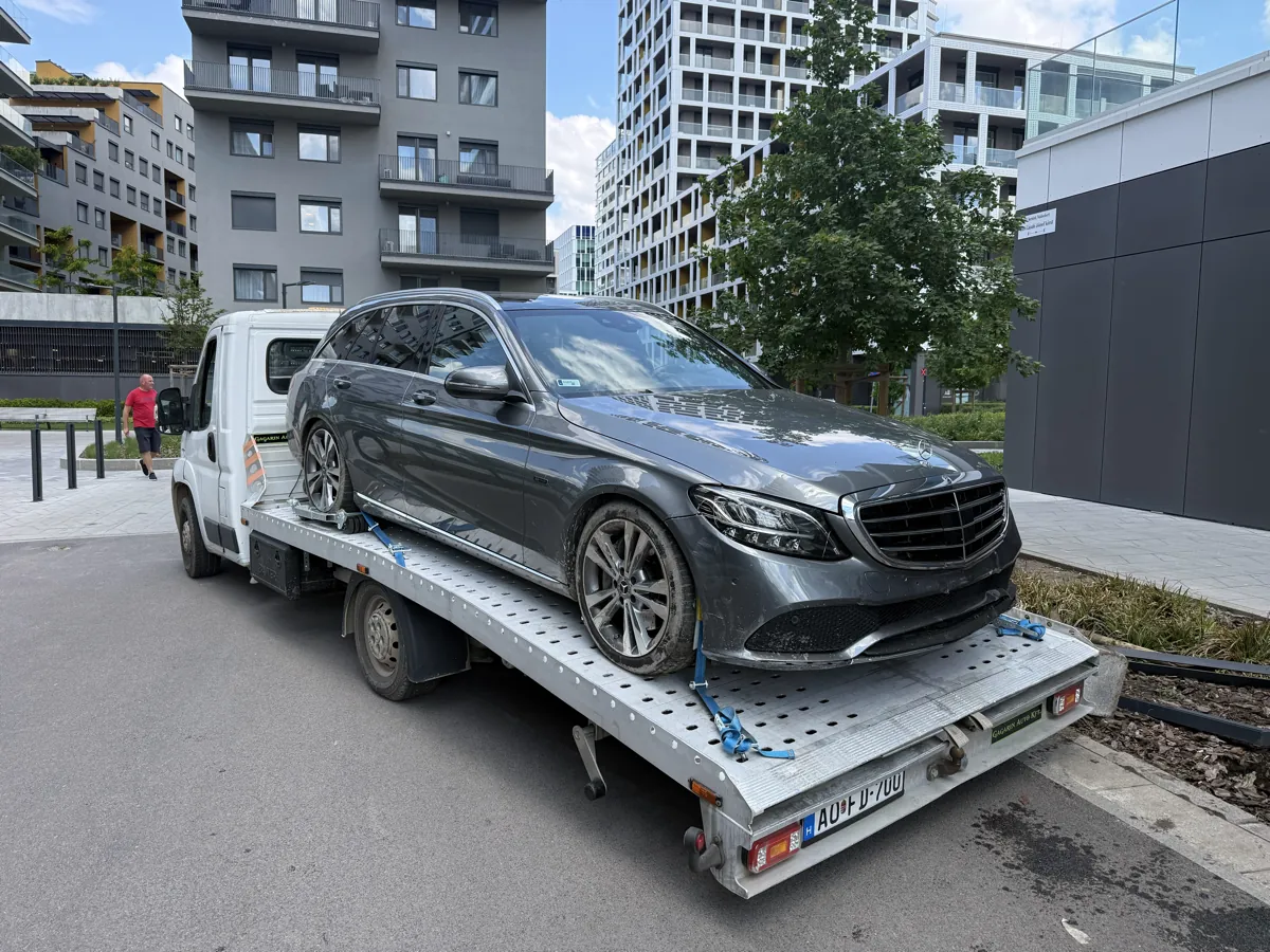 Szürke Mercedes kombi vontatása platós autómentőn Budapesten